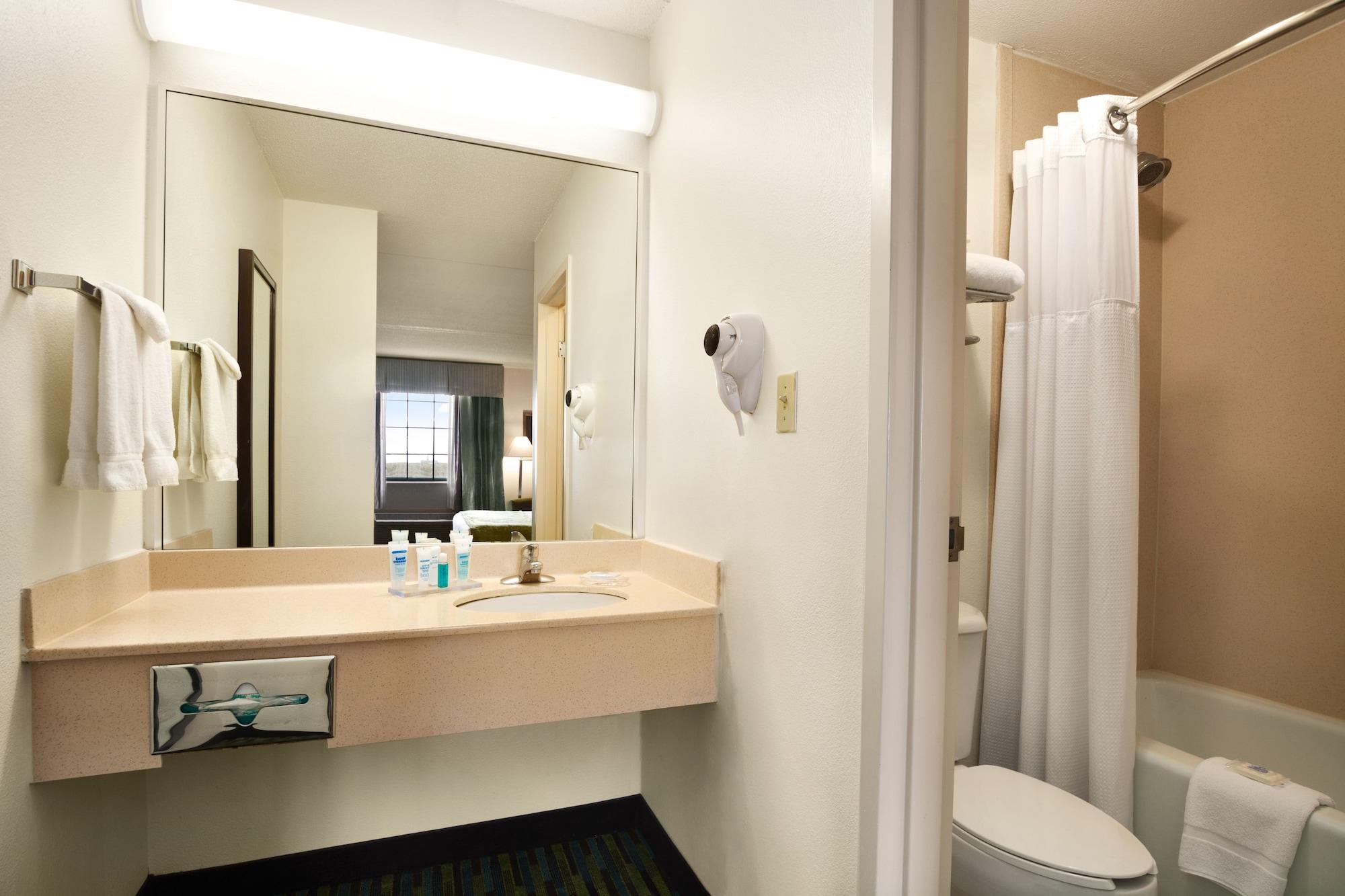 Wyndham Garden Wichita Downtown Hotel Exterior photo