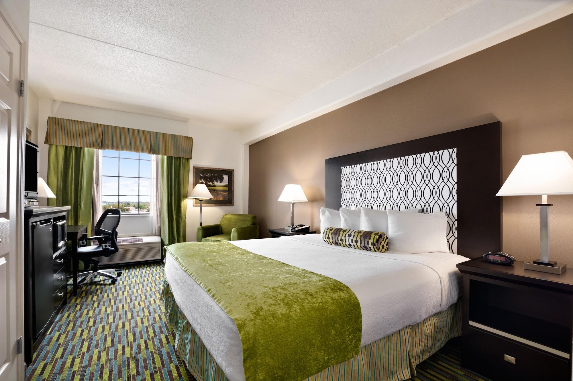 Wyndham Garden Wichita Downtown Hotel Exterior photo