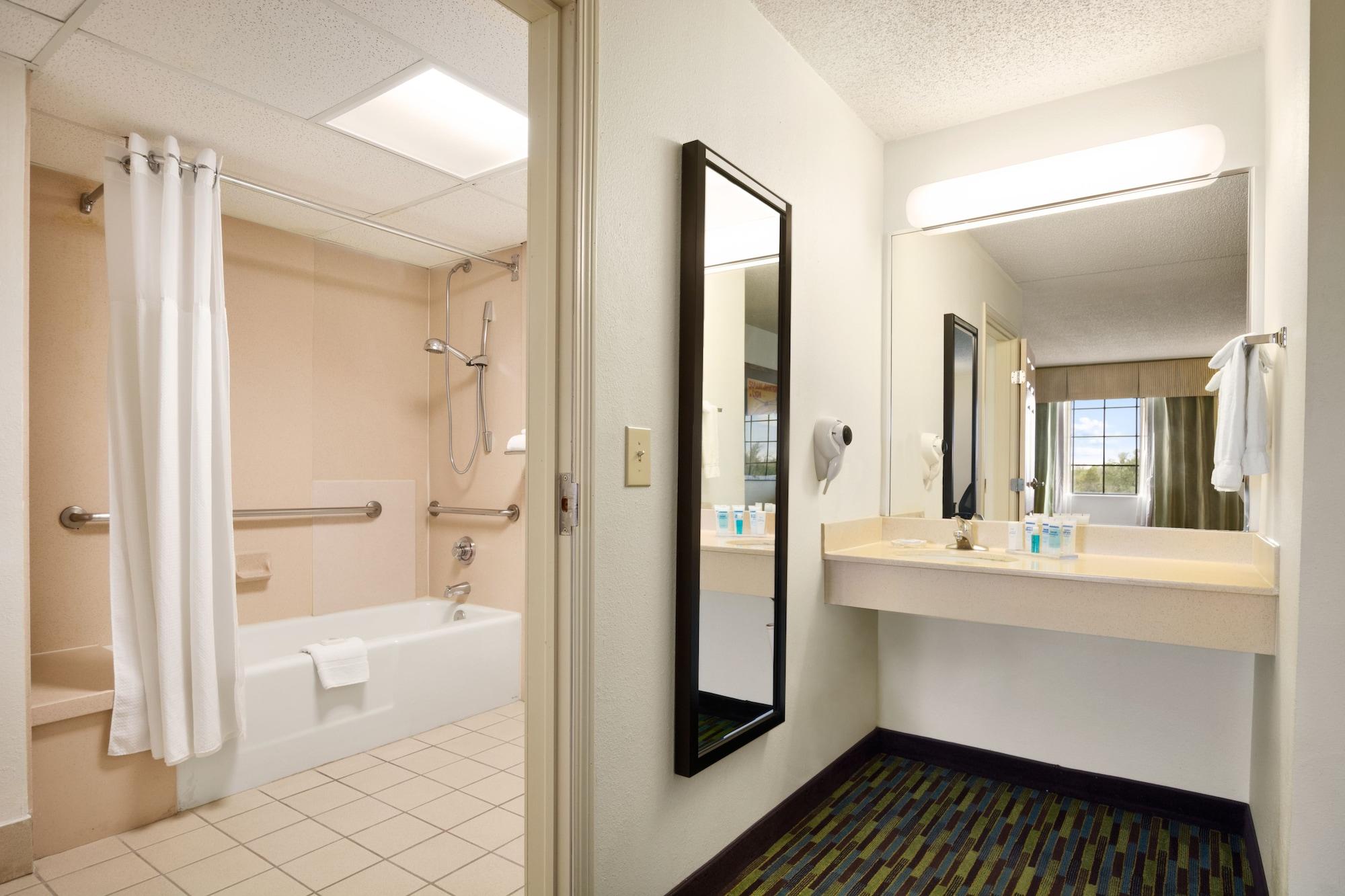 Wyndham Garden Wichita Downtown Hotel Exterior photo