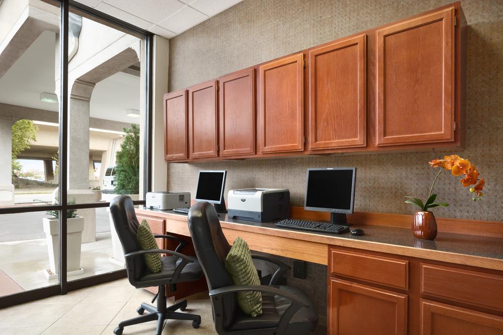 Wyndham Garden Wichita Downtown Hotel Exterior photo
