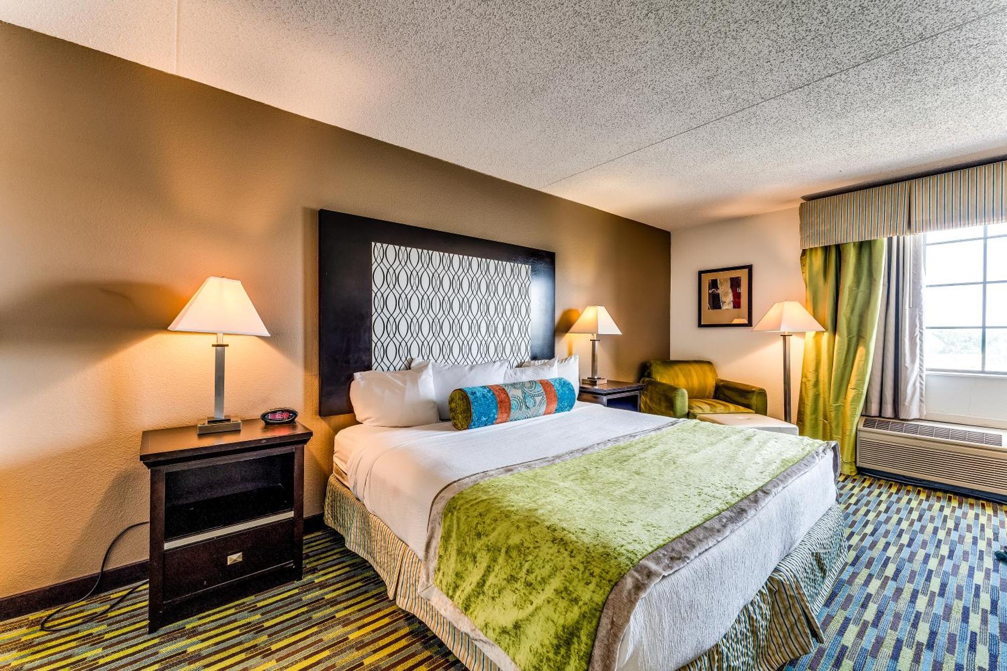 Wyndham Garden Wichita Downtown Hotel Exterior photo