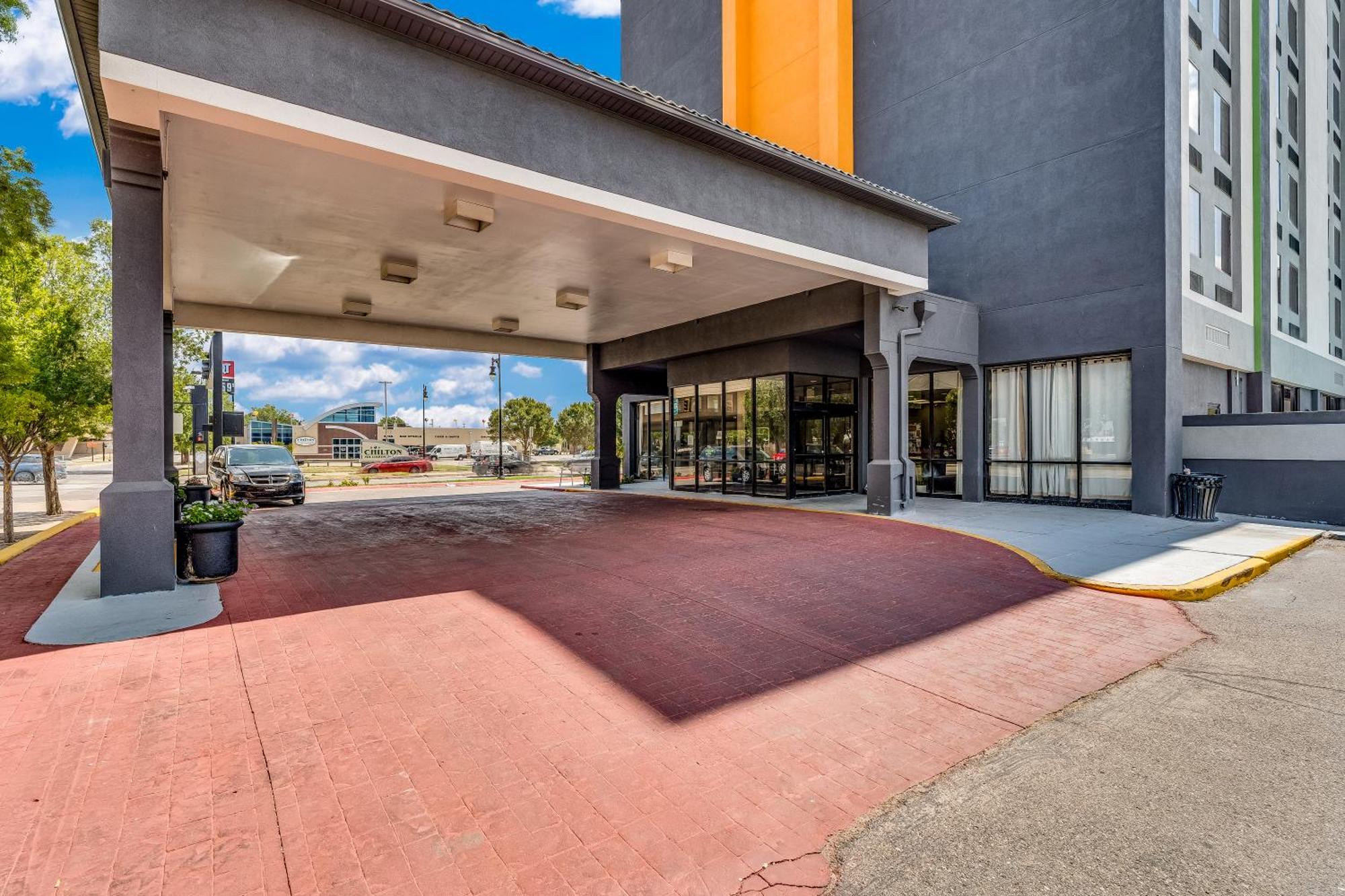 Wyndham Garden Wichita Downtown Hotel Exterior photo
