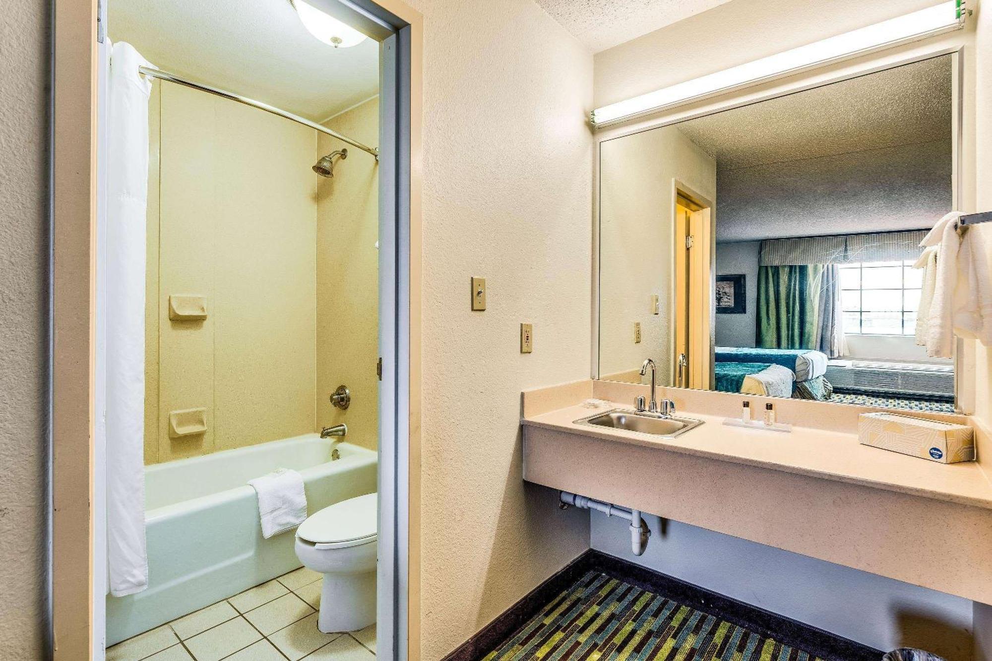Wyndham Garden Wichita Downtown Hotel Exterior photo