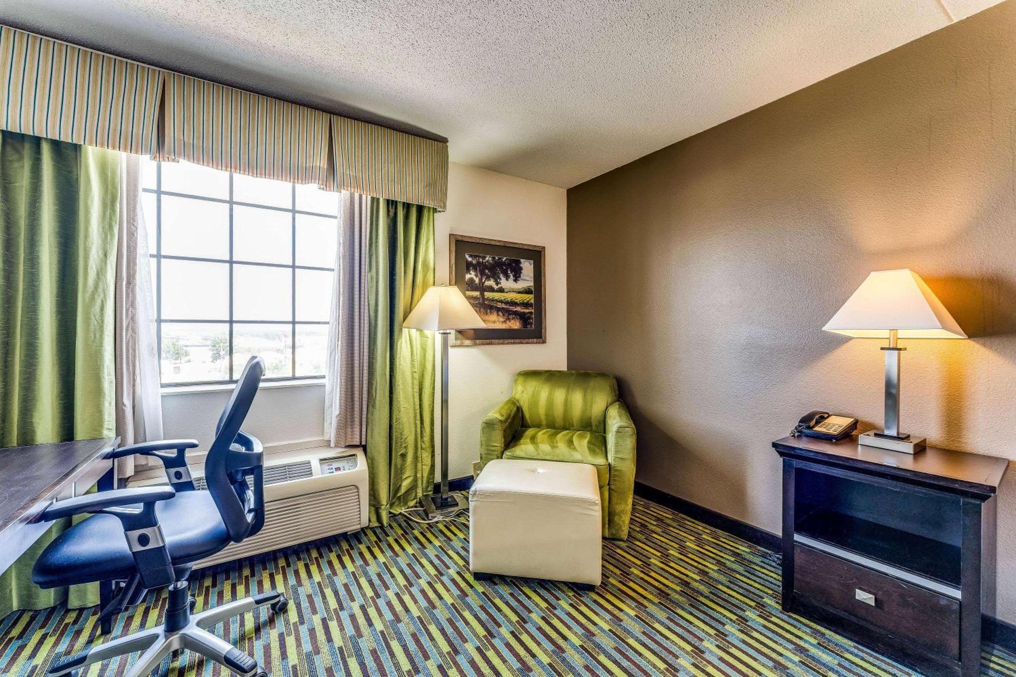 Wyndham Garden Wichita Downtown Hotel Exterior photo