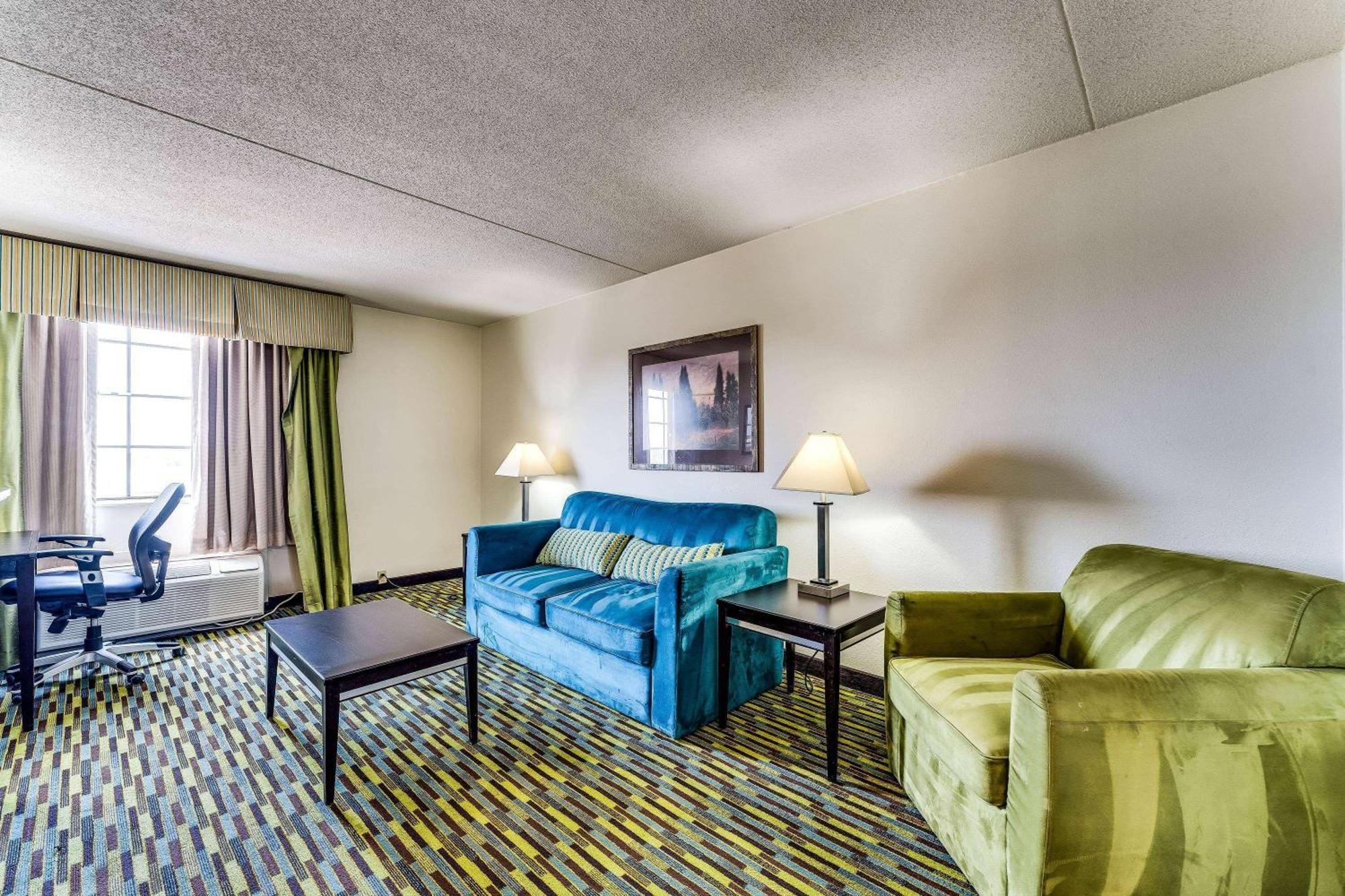Wyndham Garden Wichita Downtown Hotel Exterior photo