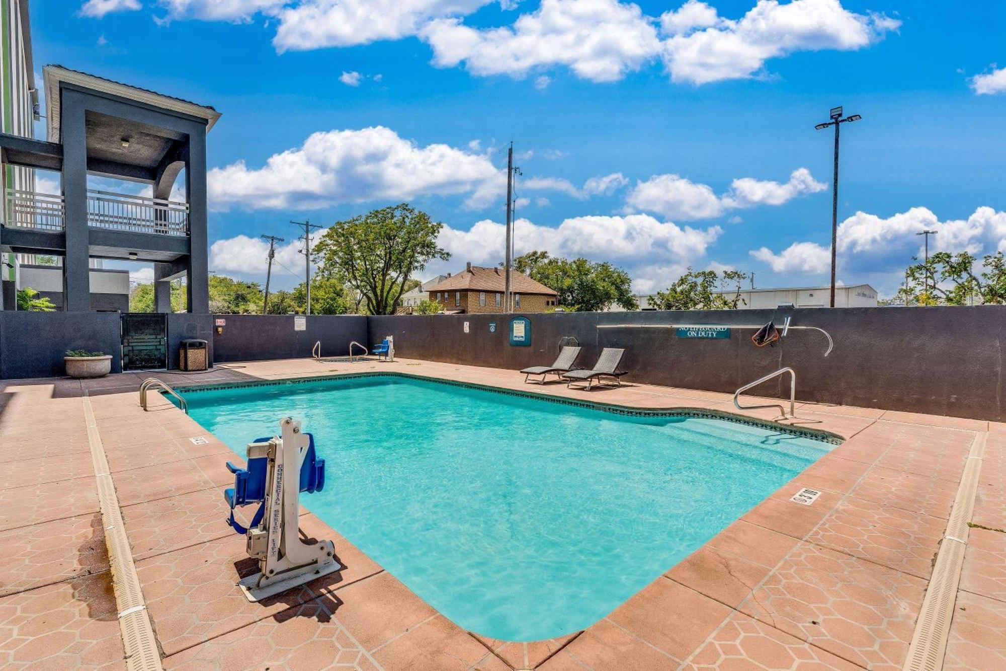 Wyndham Garden Wichita Downtown Hotel Exterior photo