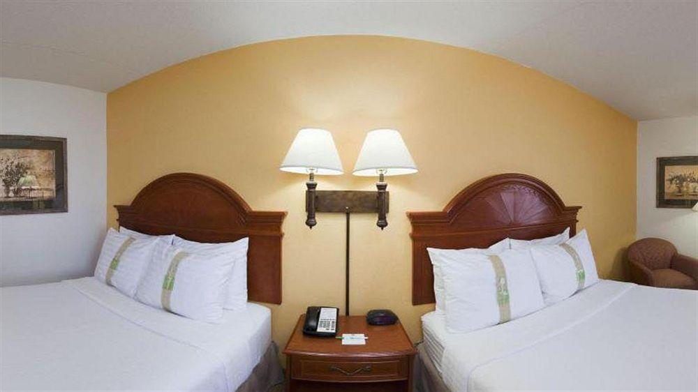 Wyndham Garden Wichita Downtown Hotel Exterior photo